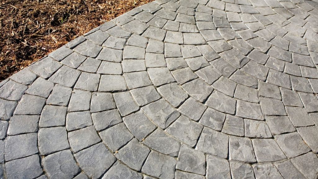 beton amprentat in curte