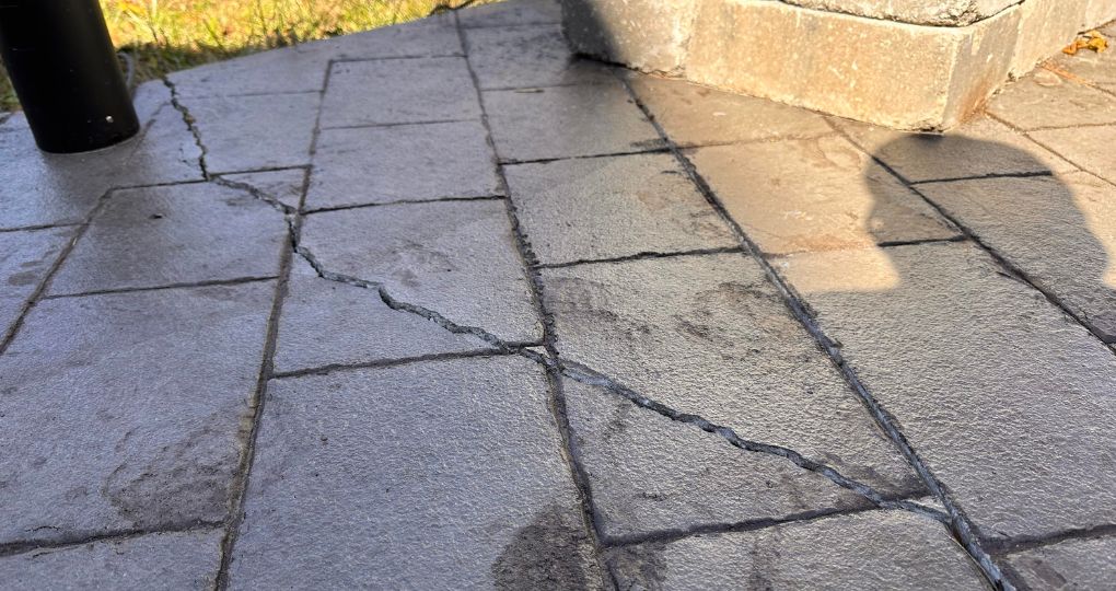 De ce crapă betonul amprentat