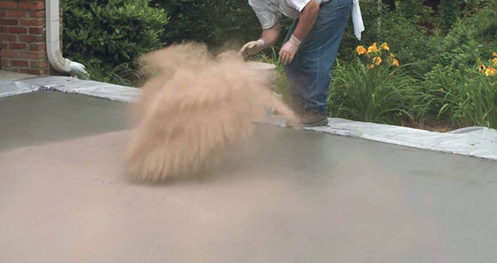 Ce rol are colorantul întăritor (culoarea) la betonul amprentat