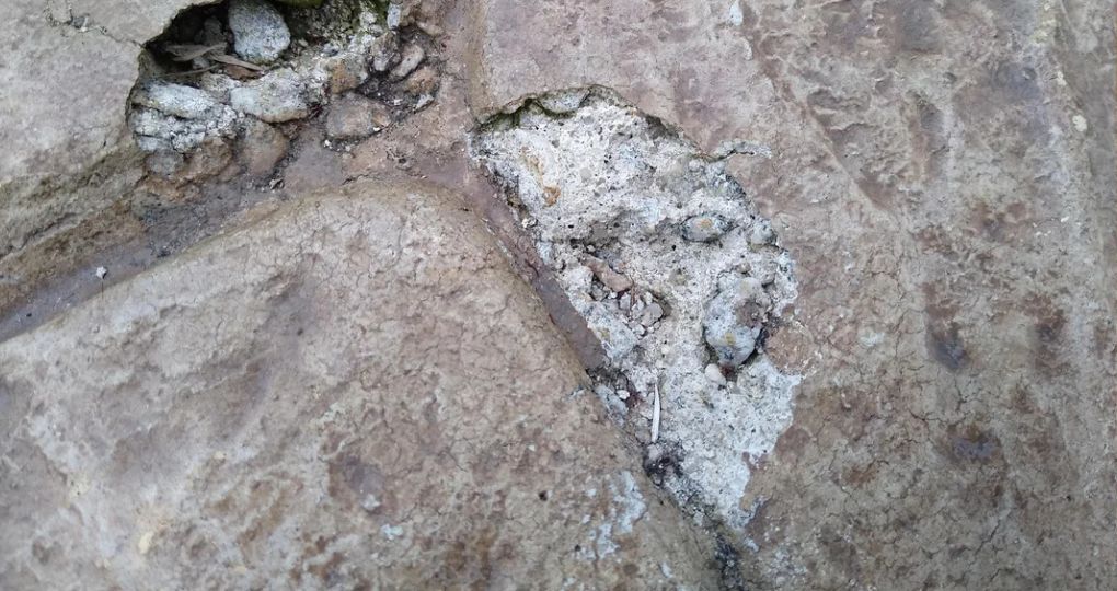 Exfoliere beton amprentat