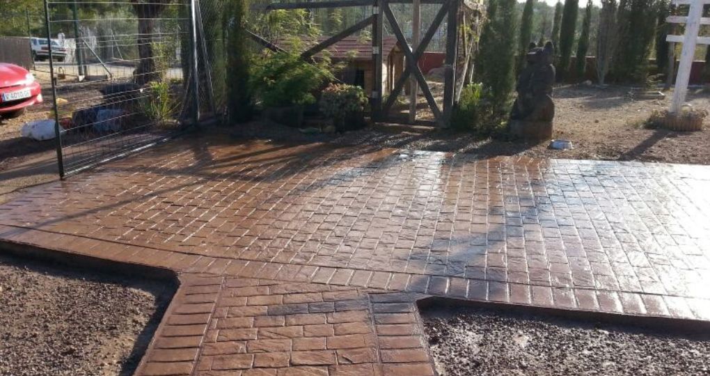 beton amprentat culoare maro